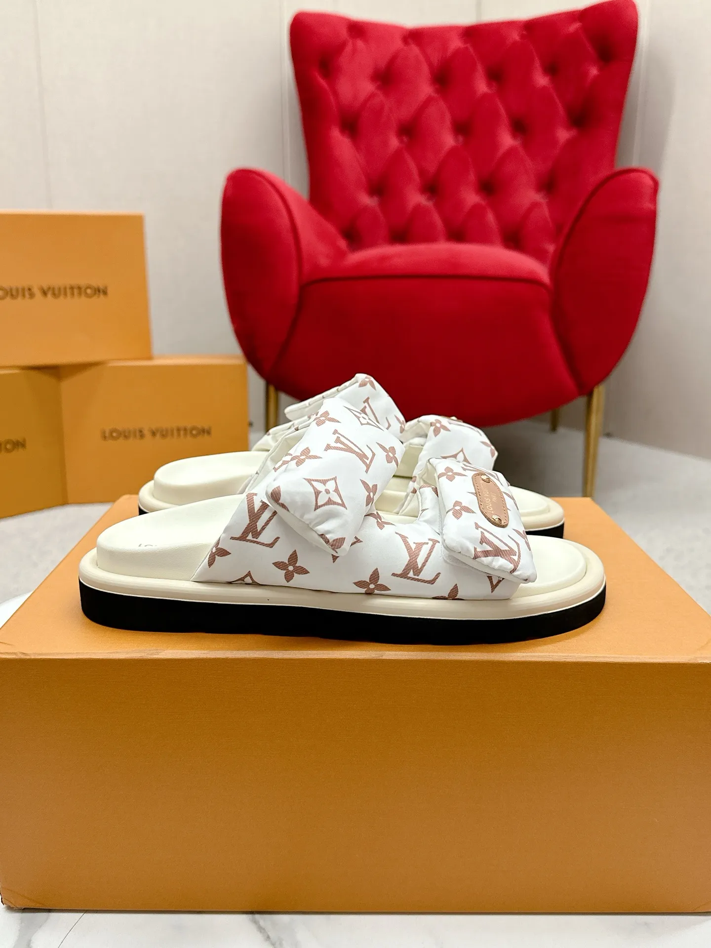 P340 yuan LV Louis Vuitton Full of high-end feel! A popular model among bloggers at home and abroad, it’s retro and fashionable, and looks stunning on your feet! Mainly recommended model on the official website★ ━━━━━ ЅᏇєєt ━━━━━ ▪️Upper: original calfskin ➕5D printing process ▪️Inner: imported mixed sheepskin ▪️Outsole: original molded foam outsole ▪️Size: Female 35-40 Men's 39-44 (women's 41 men's 45)